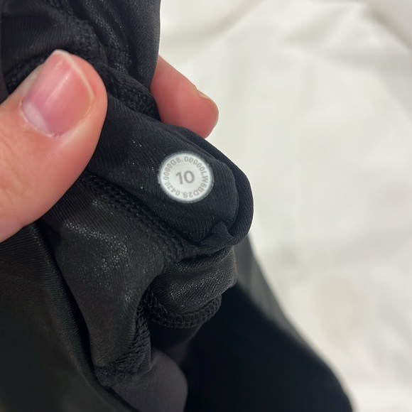 Lululemon Shiny Black Legging - Picture 4 of 4